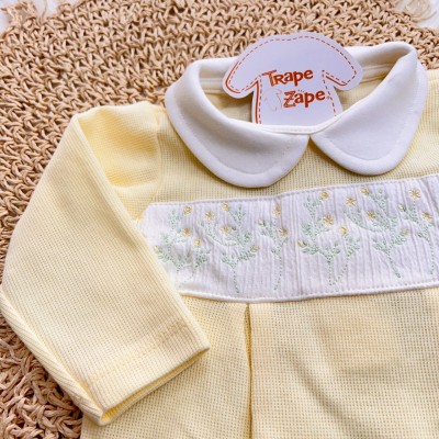 Macacão Tricotil (Tricot 100% Algodão) com Gola e Bordado - Amarelo com Flores Amarelas Macacão Tricotil (Tricot 100% Algodão) com Gola e Bordado - Amarelo com Flores Amarelas